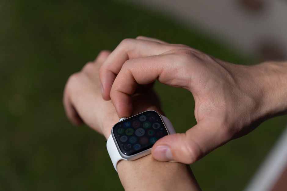 Fitness Apps vs a Personal Trainer: Which Is Worth Your Money?